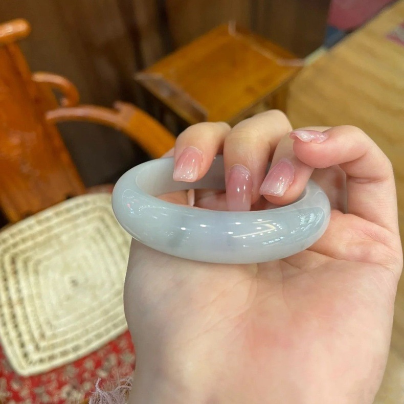 Vòng tay ngọc bích tự nhiên phong thủy nữ – dáng tròn trơn, nước băng trong xanh nhạt chi tiết 2