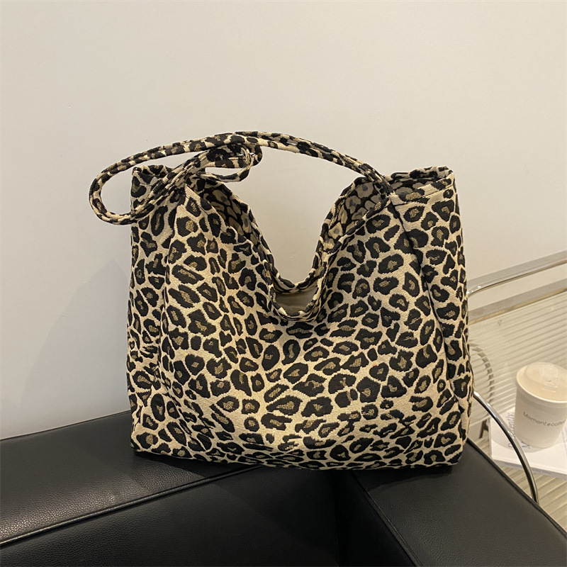 Otoño y invierno bolsas de terciopelo de seda de gran capacidad para mujeres 2024 nueva moda leopardo de hombro bolsas de viaje bolsas de brazo