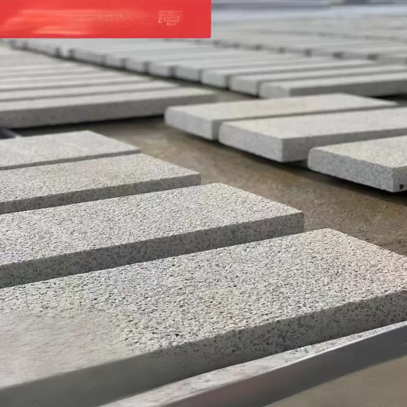 芝麻白灰黑花岗岩火烧板荔枝面黄金麻黄锈石庭院地铺石人行道地砖