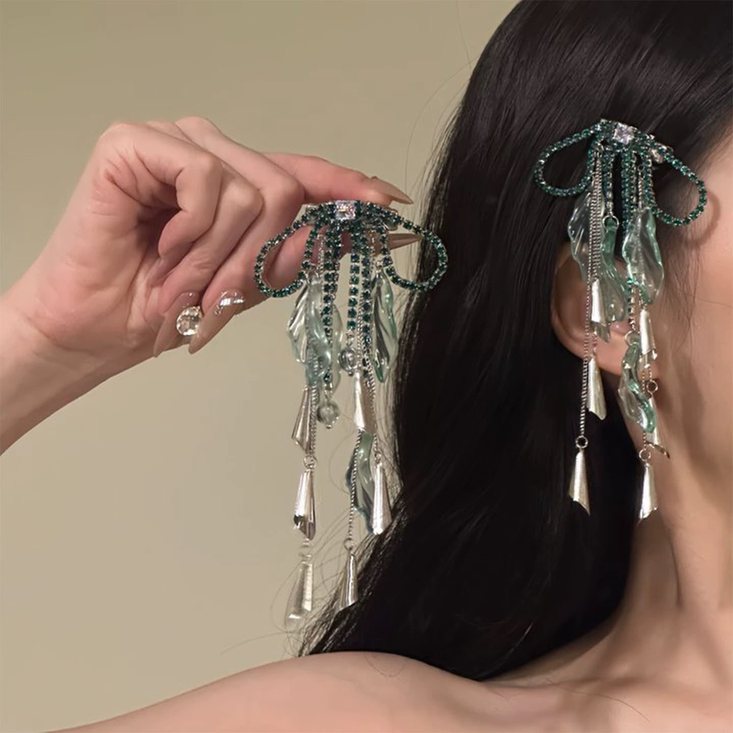 2025 Summer [Green Curtain Dream] Exaggerated Elegant Emerald Hairpin Bow Tassel Side Clip for Women