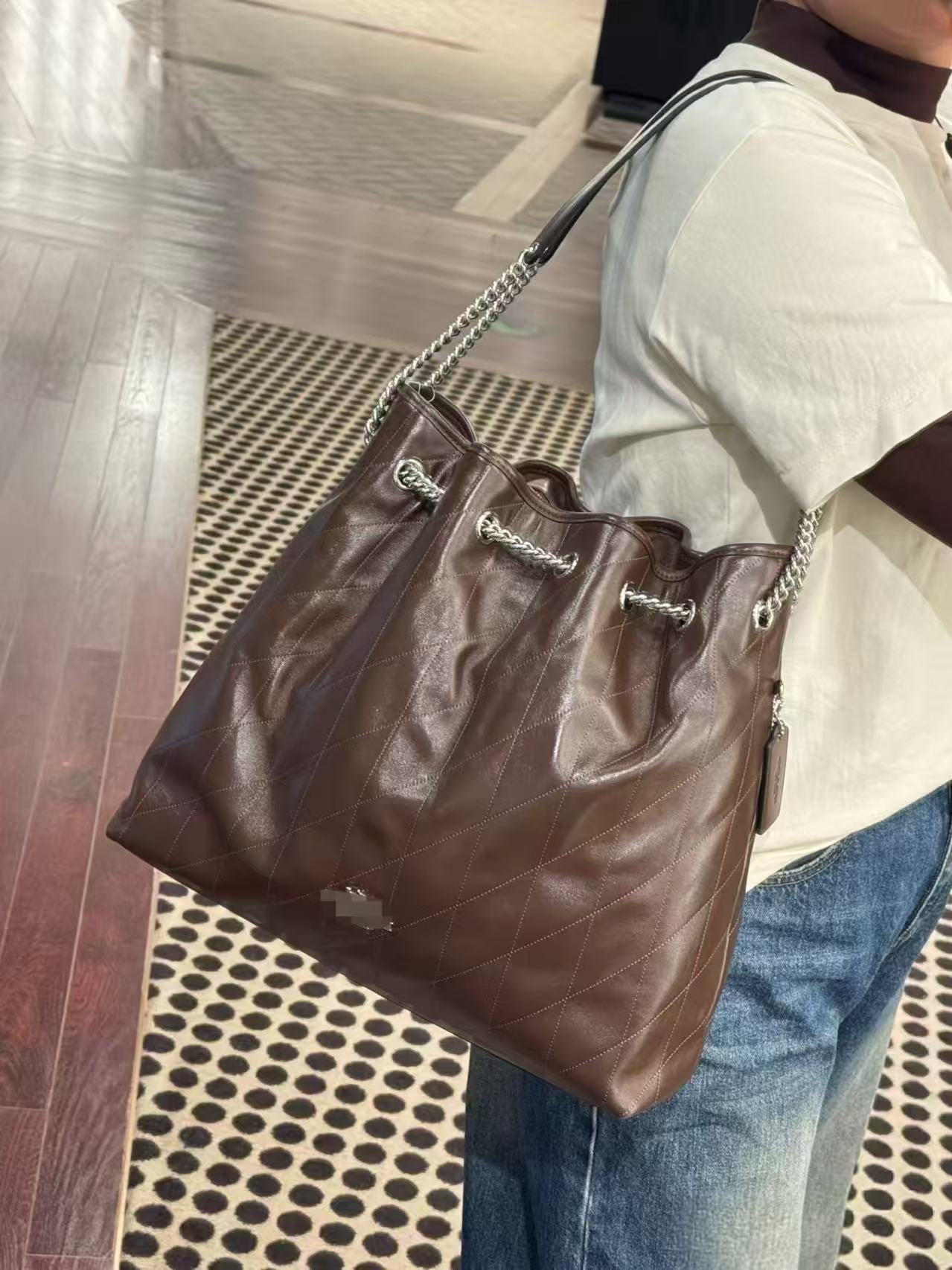Evelyn Trash Bag Underarm Bag Faye Drawstring Bucket Bag Quilted Hobo Chain Shoulder Handbag Tote Bag For Women - Thumbnail 6