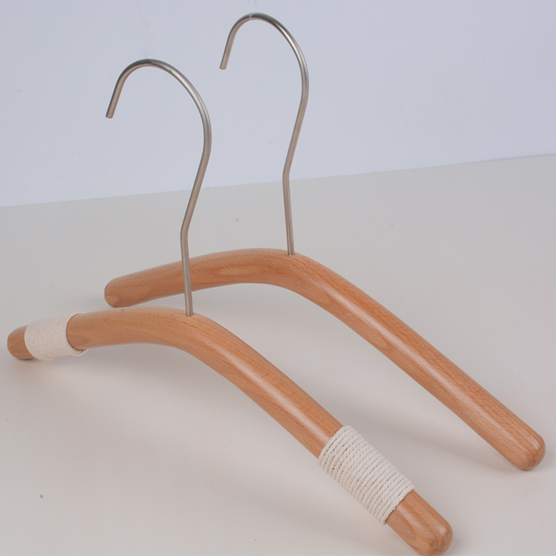 新しい子供の木のハンガーの韓国版の丸い棒のズボンは子供の実木のハンガーの服の店のケヤキの子供服のひものハンガーを挟みます。