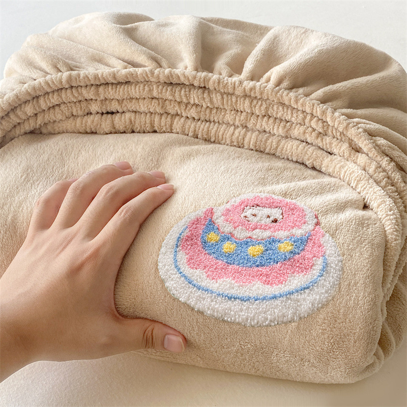Madre y bebé clase A cama de terciopelo de leche sombrero caliente toalla antiestática bordada colchón cubierta protectora de invierno grueso cubierta de cama de terciopelo