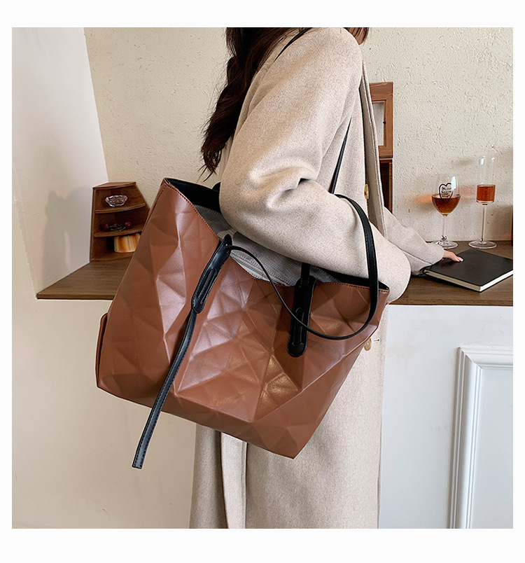 Large Bag Female Autumn And Winter Shoulder Female Bag Solid Color Rhombus Hand Bag display picture 4