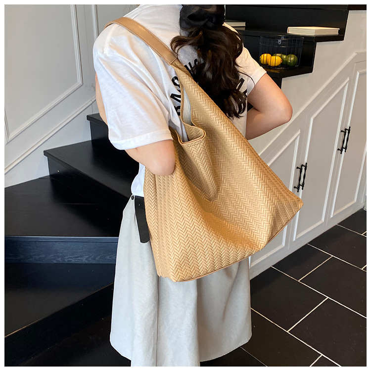 In 2025, a new Korean-style casual woven pattern large-capacity tote bag for women's commuting to work undefined