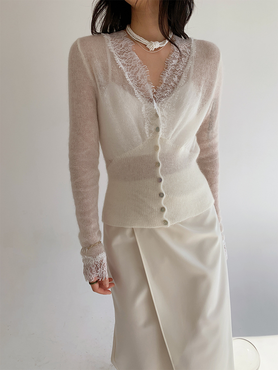 Colección Otoño/Invierno 2025 de Love and Nancy Thirteen Lines, Top de Estilo Casual con Cuello en V, Manga Larga y Encaje para Mujer, Modelo 21206A