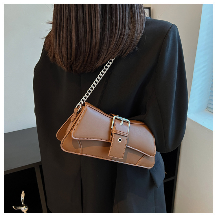 Women's Small Pu Leather Solid Color Vintage Style Magnetic Buckle Shoulder Bag display picture 14