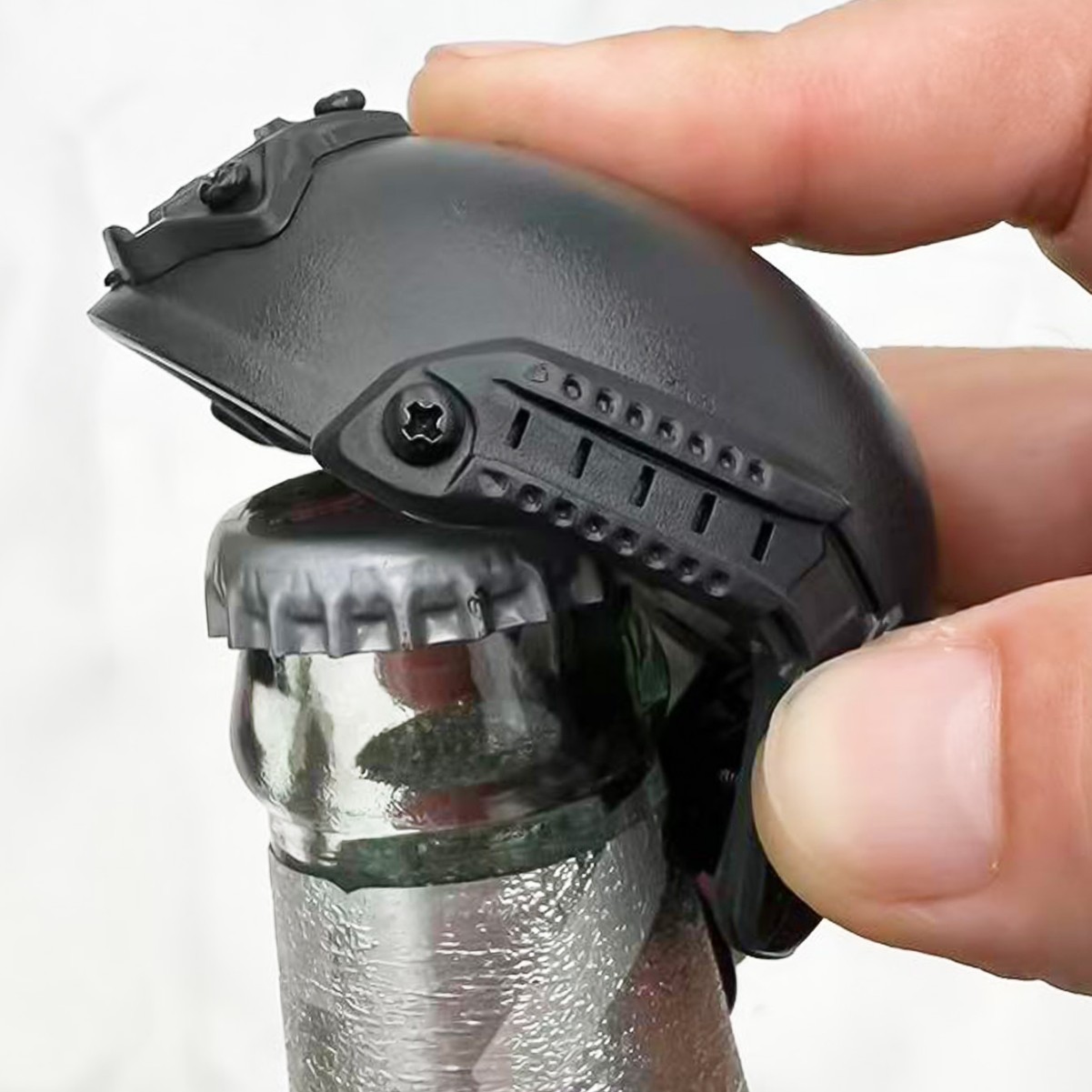 Llavero Abrebotellas con Forma de Casco de Metal Multifuncional para Juegos