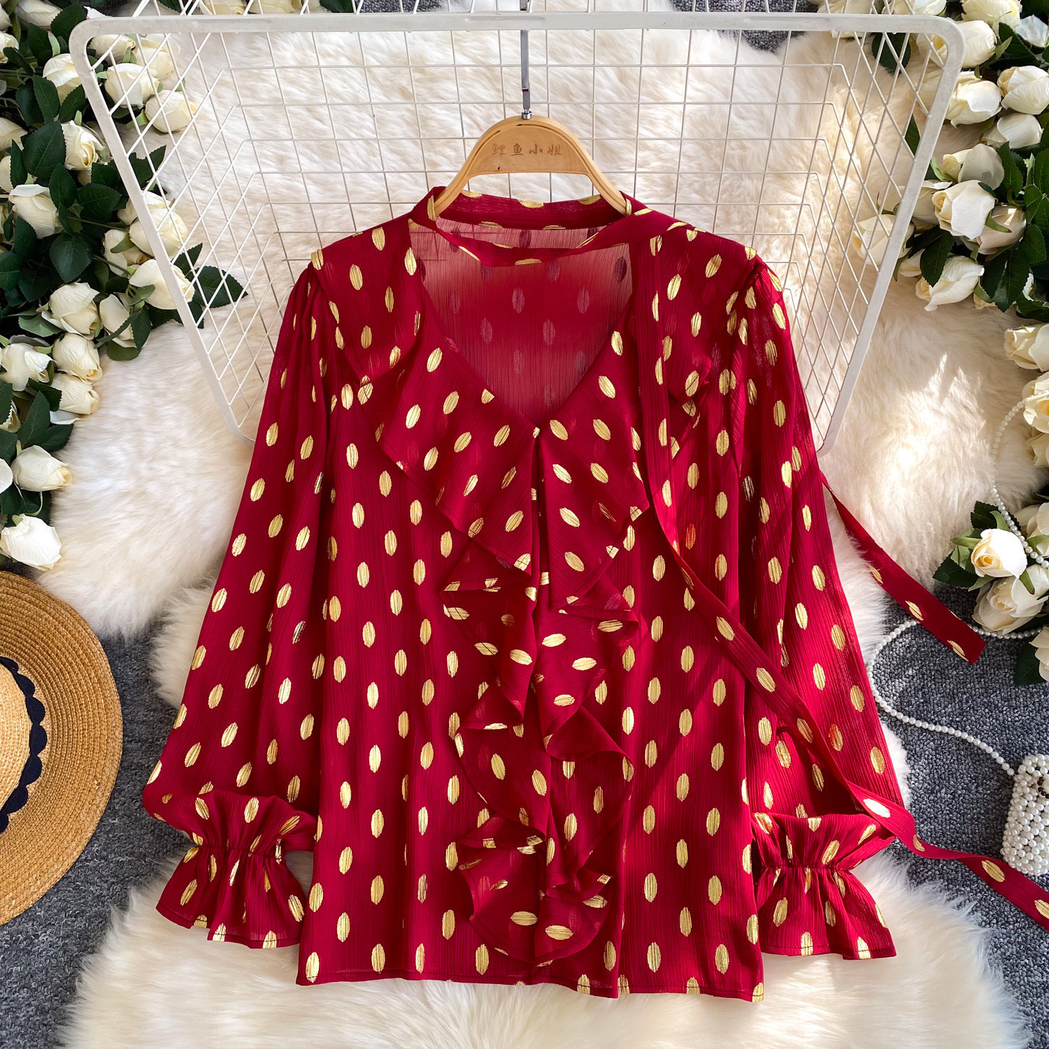 Camicetta ampia a pois in stile francese con volant, ideale per l'inizio della primavera, a maniche lunghe, in chiffon, con laccetti._voghion.com