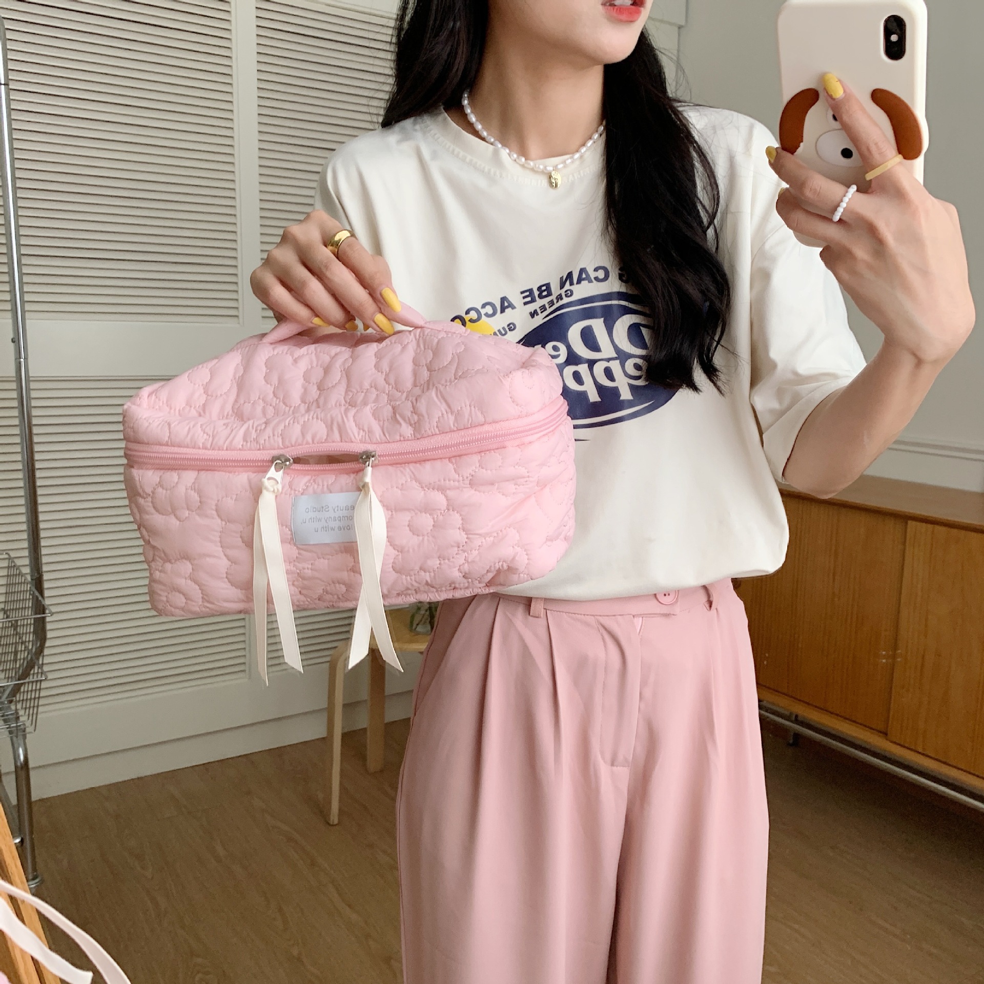 The 2631 Japanese-style fresh color-blocking flower hand-held makeup bag has a large capacity and can be carried hand in hand with a storage bag and a student pen case Application Scenario