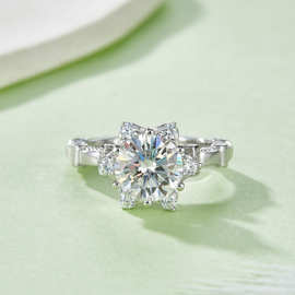 设计感轻奢S925银镀18K白金圆形莫桑钻求婚女戒8.0mm/2.0CT