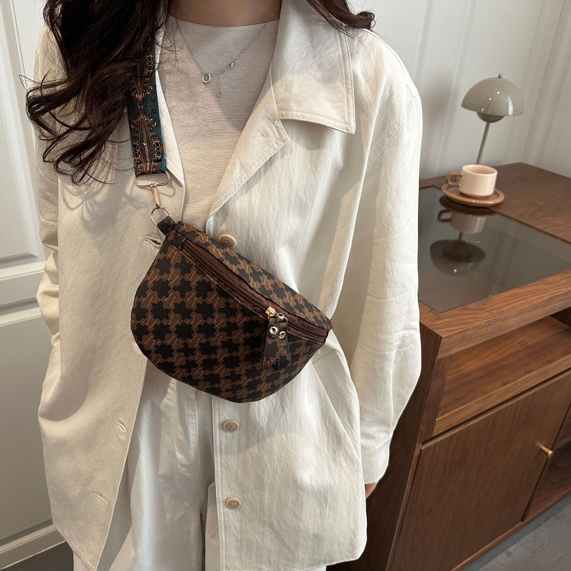 2026 bolso de pecho retro impresión temperamento crescente bolso de conchas nuevas bolsas de hombro de gran capacidad bolsas de mujer