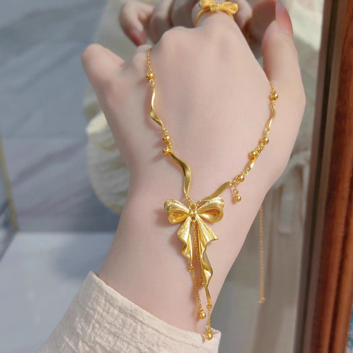 黄金色在逃公主蝴蝶结项链吊坠 女爱心流苏一体锁骨套链新款颈链