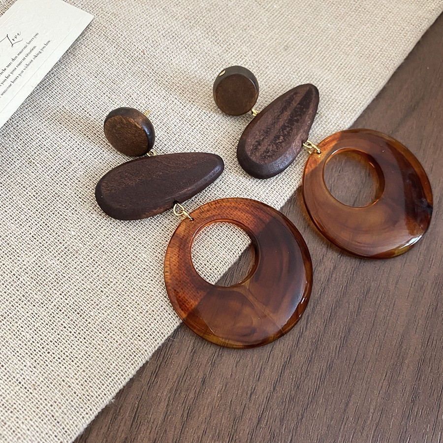 Aguja de plata Pendientes geométricos Maillard Pendientes de lujo ligero retro de nicho Pendientes de temperamento de todo fósforo de moda Sentido de alta gama al por mayor
