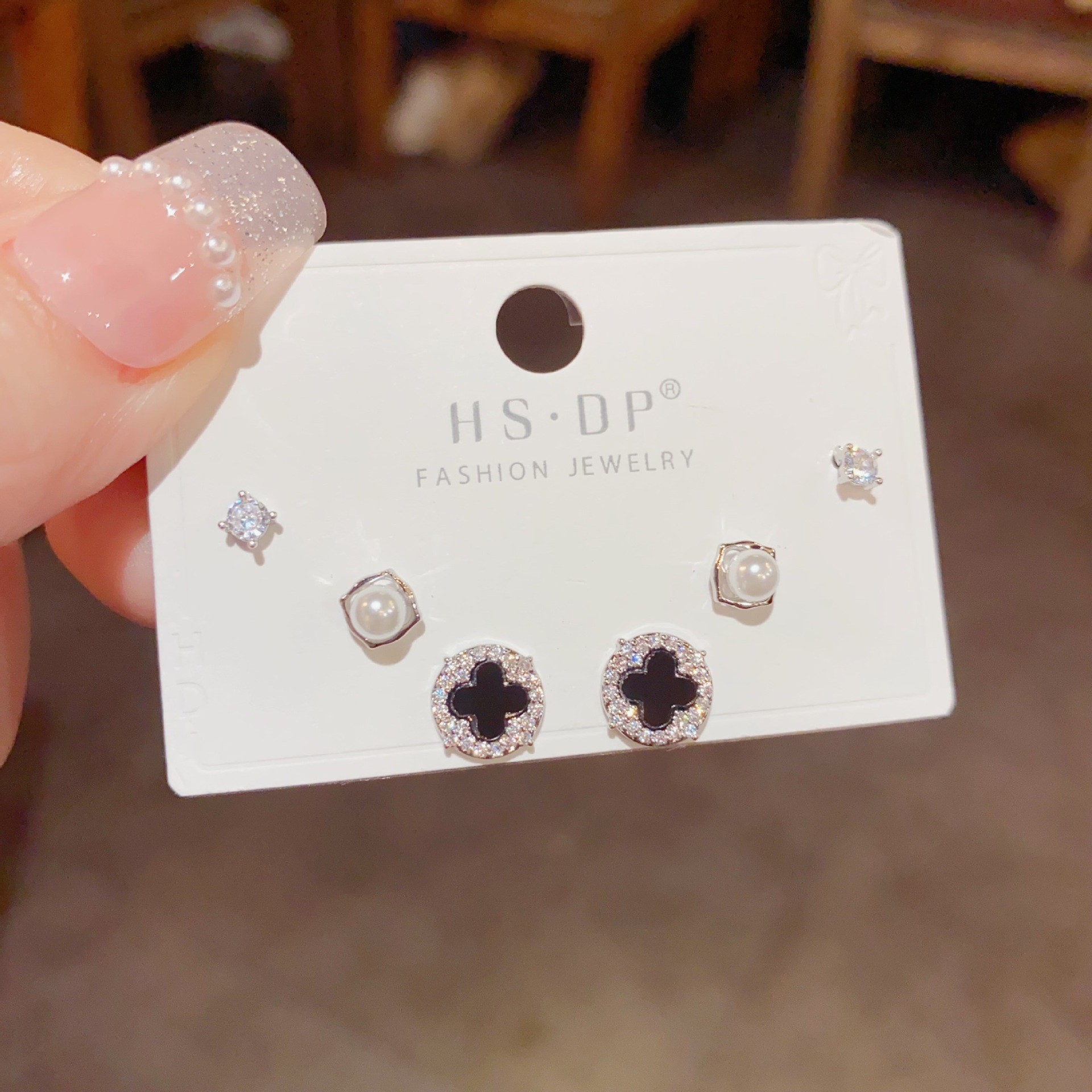 S925 aguja de plata micro incrustaciones de circón pendientes cortos pendientes de pelo corto japonés y coreano elegante todo-fósforo simple conjunto de tres piezas pendientes para las mujeres