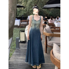 レトロなデザインのグラデーションのデニムのワンピースのガーターの女性2025夏の新型は腰のフランスの気質の毛の縁の長いスカートを収めます。