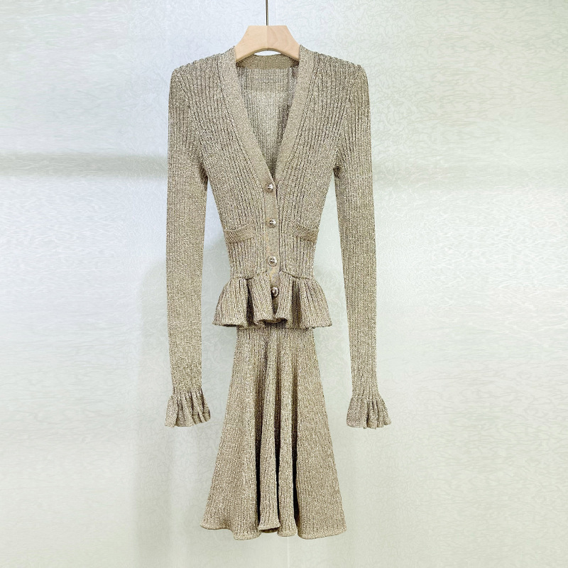 秋冬2025名媛小香风金色精致聚会穿搭V领荷叶边拼接针织连衣裙