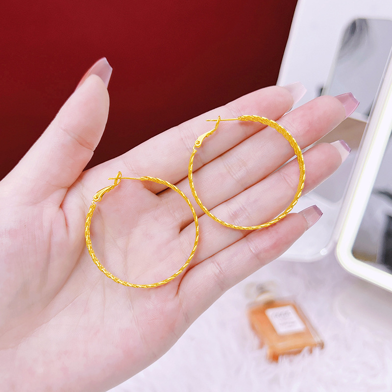 Pendientes huecos de aleación de cobre Pendientes tejidos de nudo chino Aguja de plata Joyería de moda para mujer Pendientes de oro de arena Fuente de la fábrica