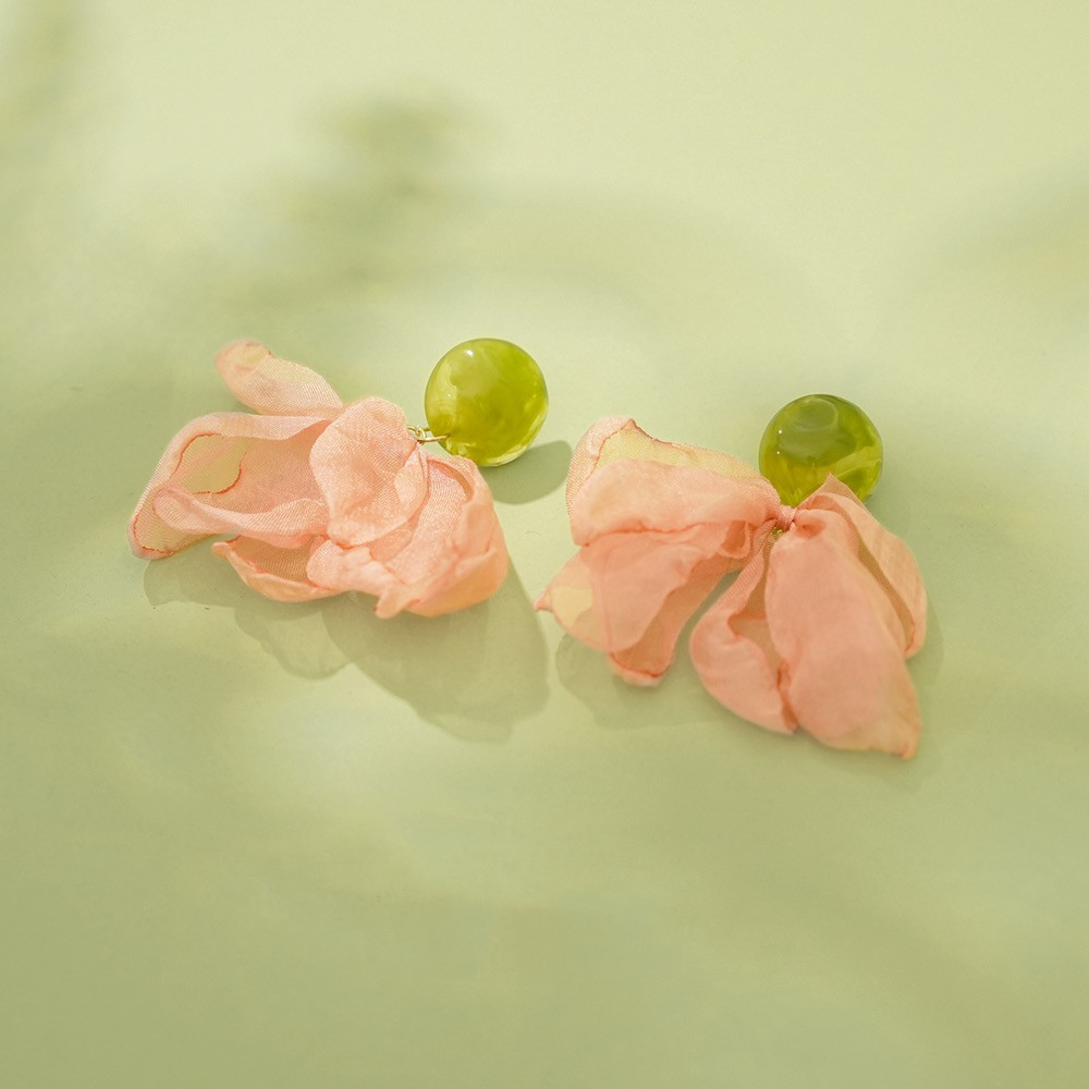 Pianpian 꽃잎 여름 새로운 스타일 원단 꽃 휴가 올매치 우아한 귀걸이 여성용 귀 클립 귀걸이