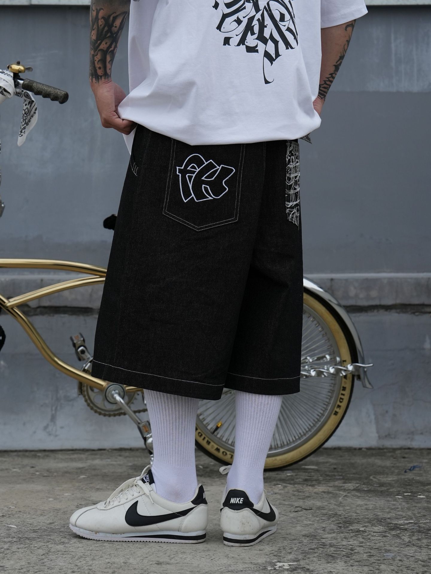 Herr denim shorts chicano stil med blomsterbroderi_voghion.com