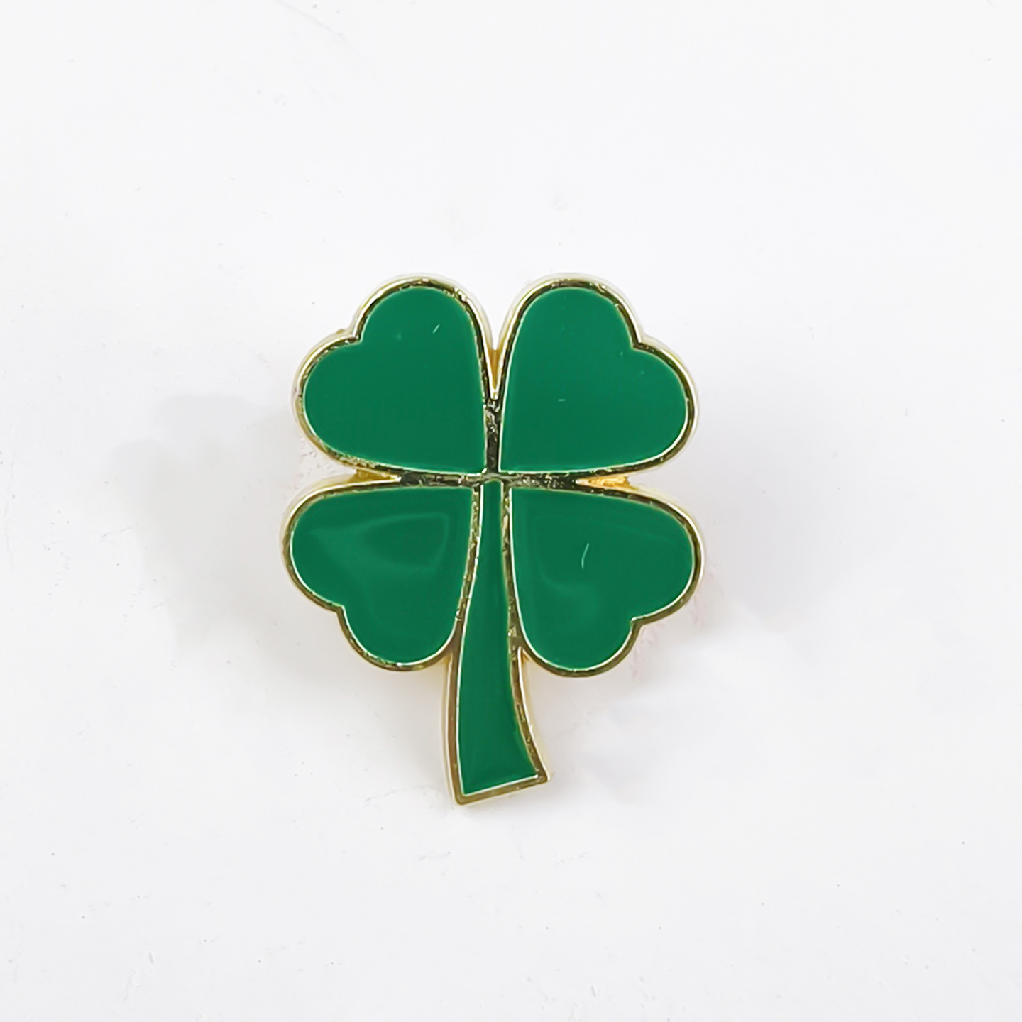 Lucky Clover Broche Aleación Gota Aceite Ropa Bolsos Pin Accesorios Chicas Joyas lindas Insignias al por mayor