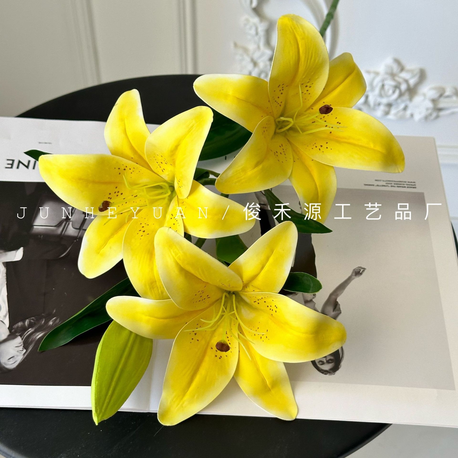 꽃 3개와 새싹 1개