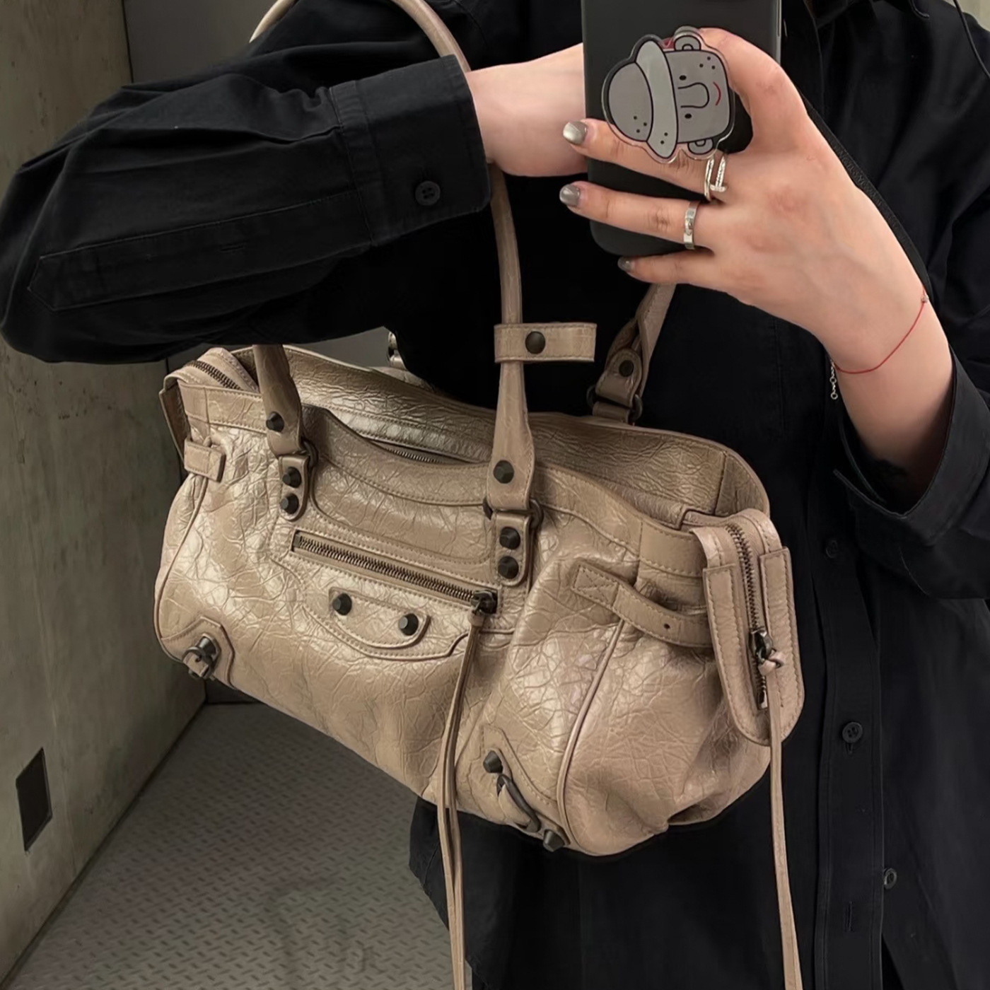 2025 New Women's Le City Horizontal Moto Bag Retro Spicy Girl Studded Bag Pleated Top Grain Cowhide Underarm Bag - Thumbnail 3