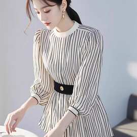 2025年春季新款法式设计感通勤气质轻熟风黑白条纹收腰衬衫女