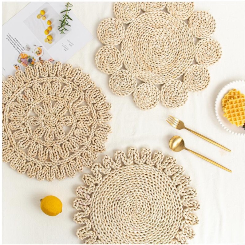 Los fabricantes suministran cabello liso, piel de maíz natural pura japonesa, adornos colgantes tejidos a mano, decoración de pared, manteles individuales de flores en forma de flor