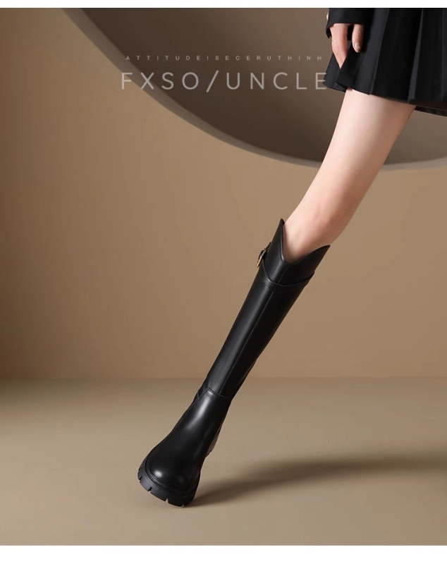 大きいサイズの長靴の女性を拡大します。|undefined