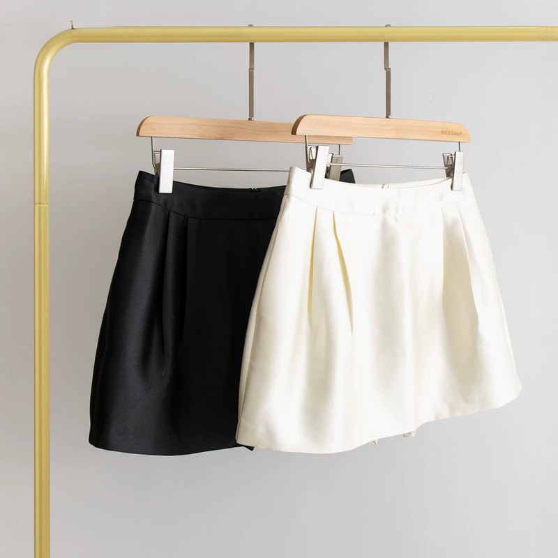 This is the real high-end, with a solid, high-fashion vibe that outshines the top brands. Versatile pants-skirt M7A39