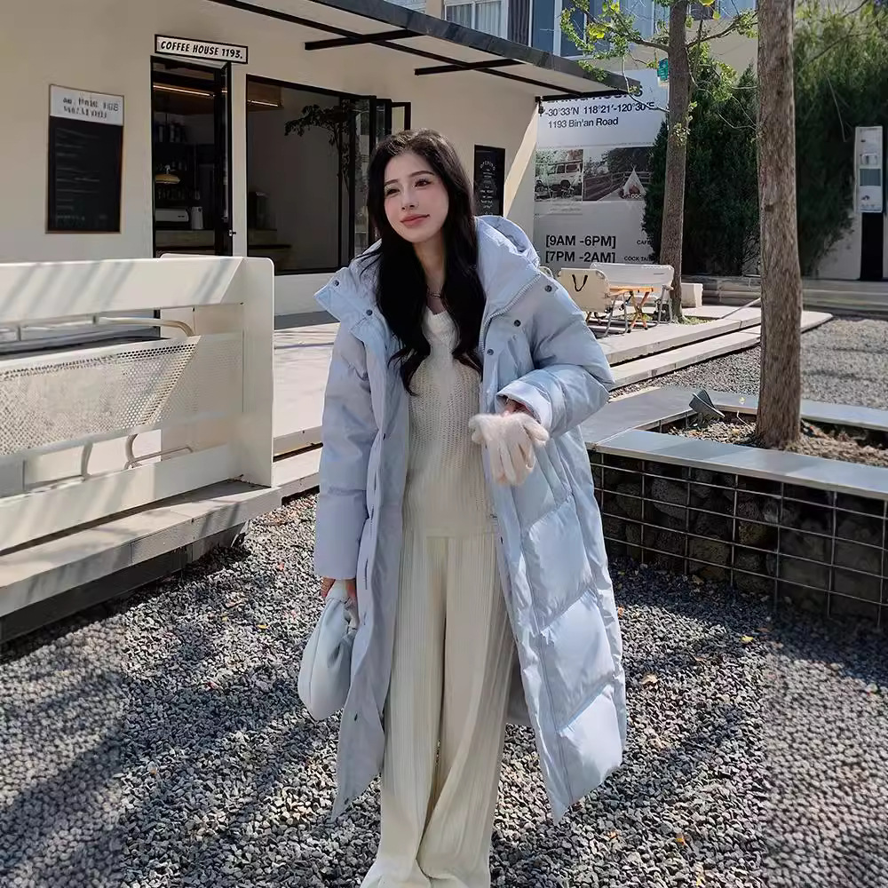 다운 재킷 여자 2024 겨울 새로운 한국식 긴 무릎 위 커플 느슨한 두꺼운 흰색 오리 다운 후드 재킷