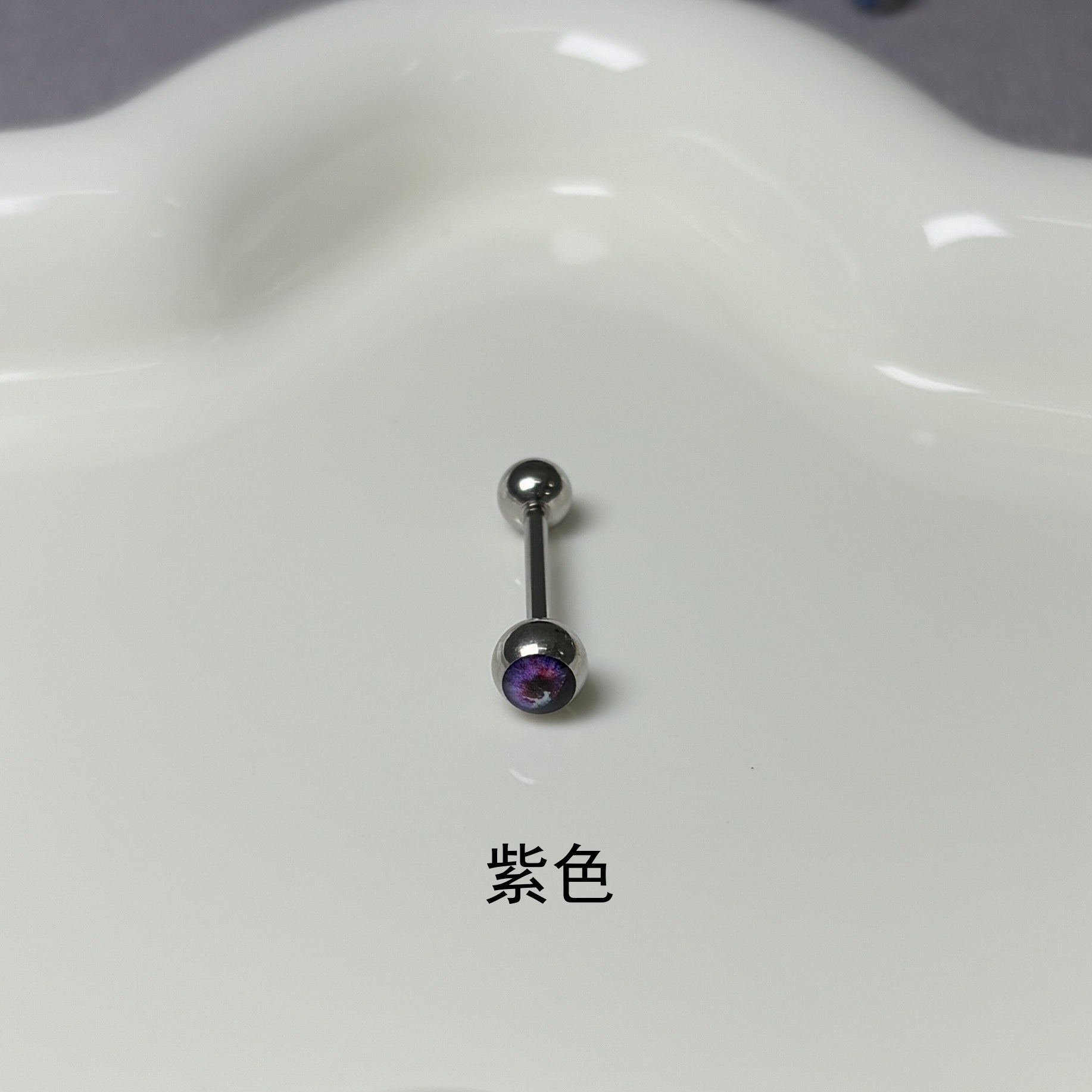 16G labret stud size and finish detail