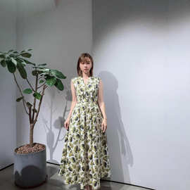 2025夏季新款清新甜美碎花v领背心连衣裙女夏季气质露腰显瘦长裙