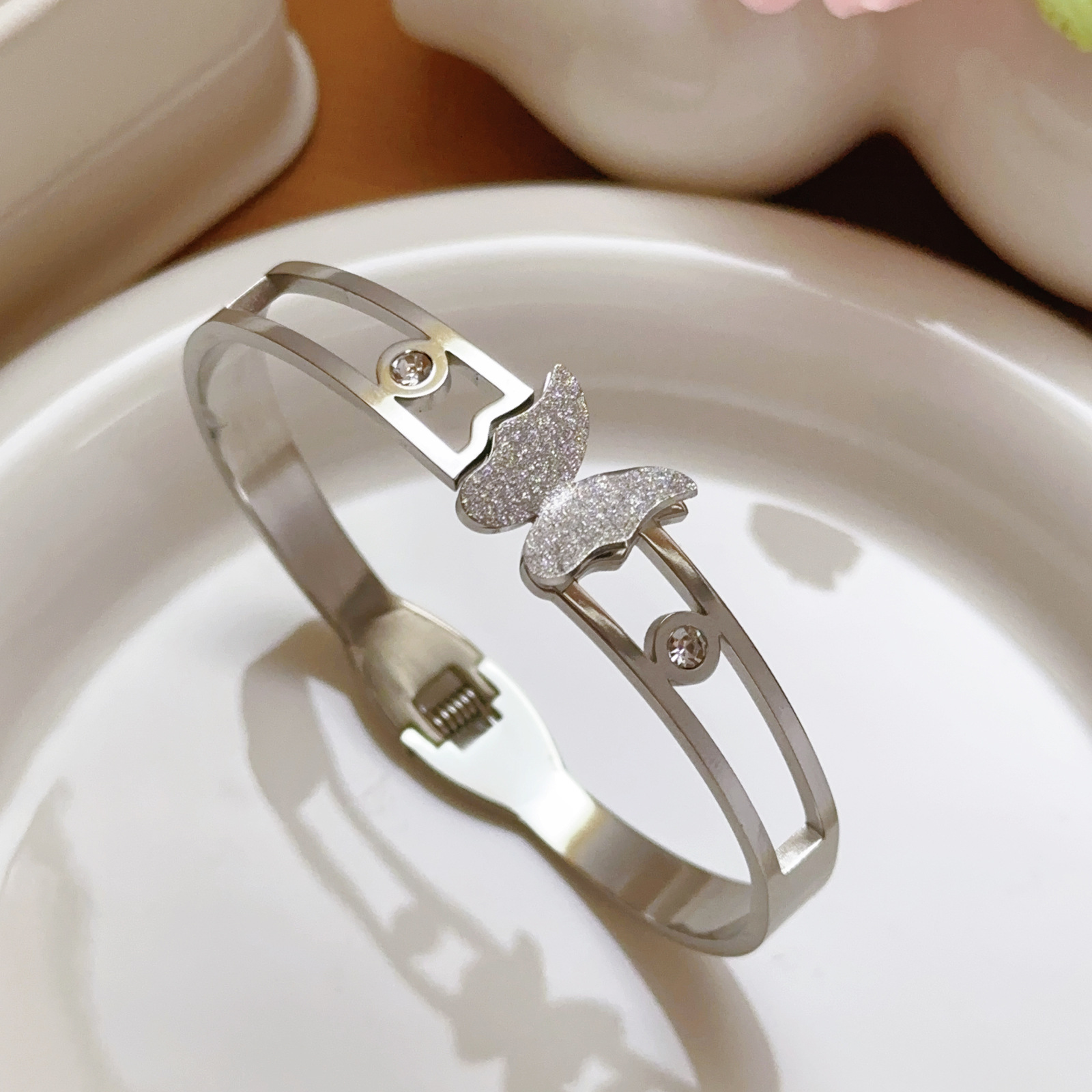 Mariposa dorada original diseño universal joyas pulseras de acero de titanio pulseras de acero de titanio fábrica de mujeres al por mayor se puede usar para el baño