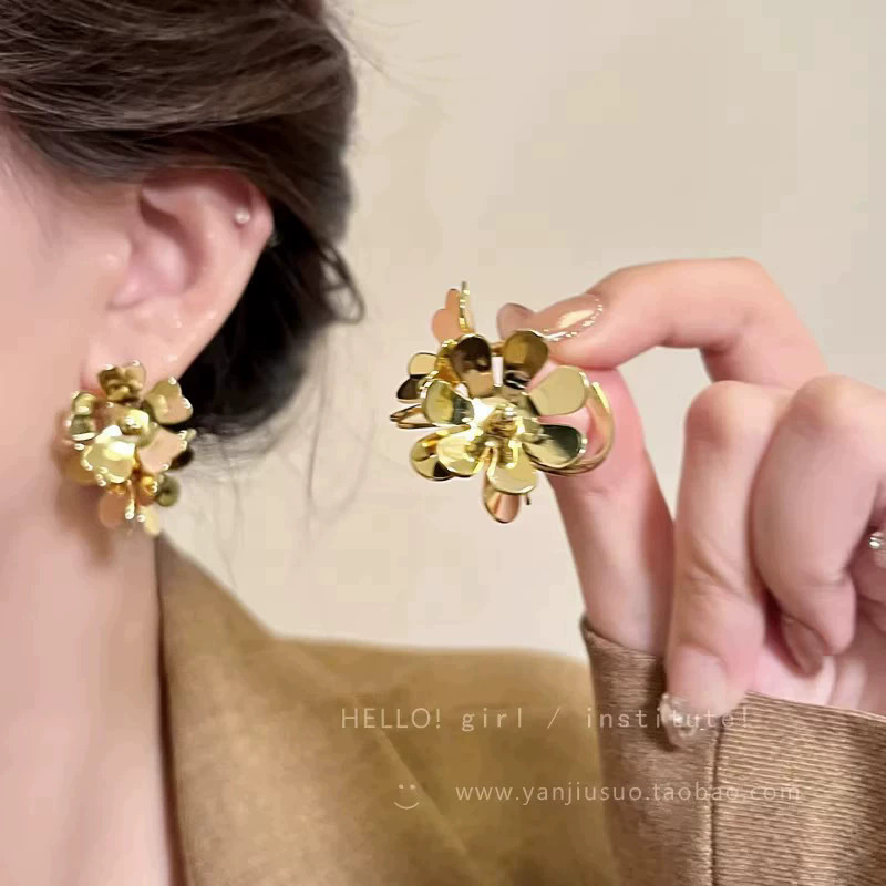 2026 viento falso sensación de atmósfera super inmortal pendientes de flores de malla temperamento suave de chiffon para mujeres pendientes