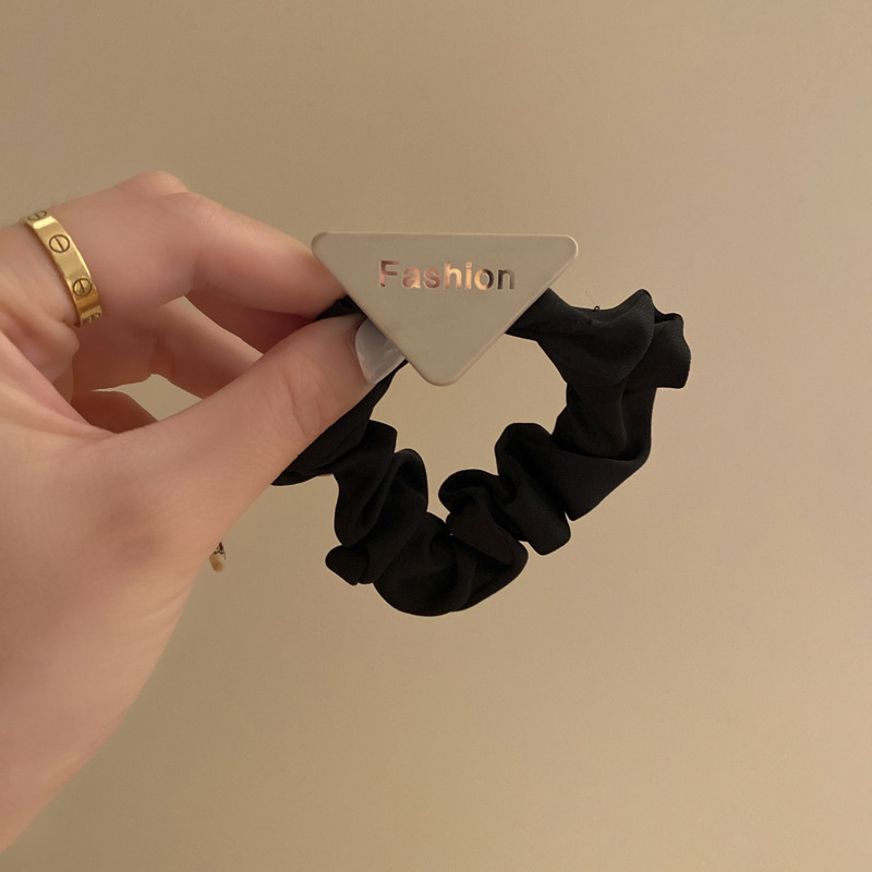 Corea del Sur triángulo letra intestino grueso banda de pelo verano simple lazo pelo negro banda de goma Cola de caballo cabeza de bola aleación accesorios para el cabello