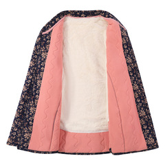 冬の厚手の保温綿服の中で、年配の女性とベルベットの大きいサイズの花の小さい綿入れの上着の長袖のお母さんは綿入れの服を詰めます。