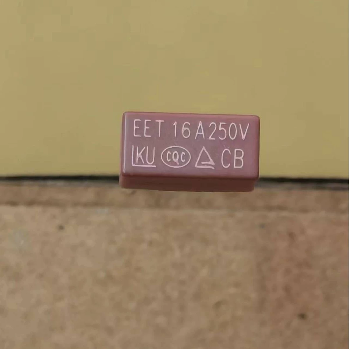 Пластиковая защитная пленка для микросхемных плат управления бытовой техники типа "таблетка", медленного срабатывания, оптом.