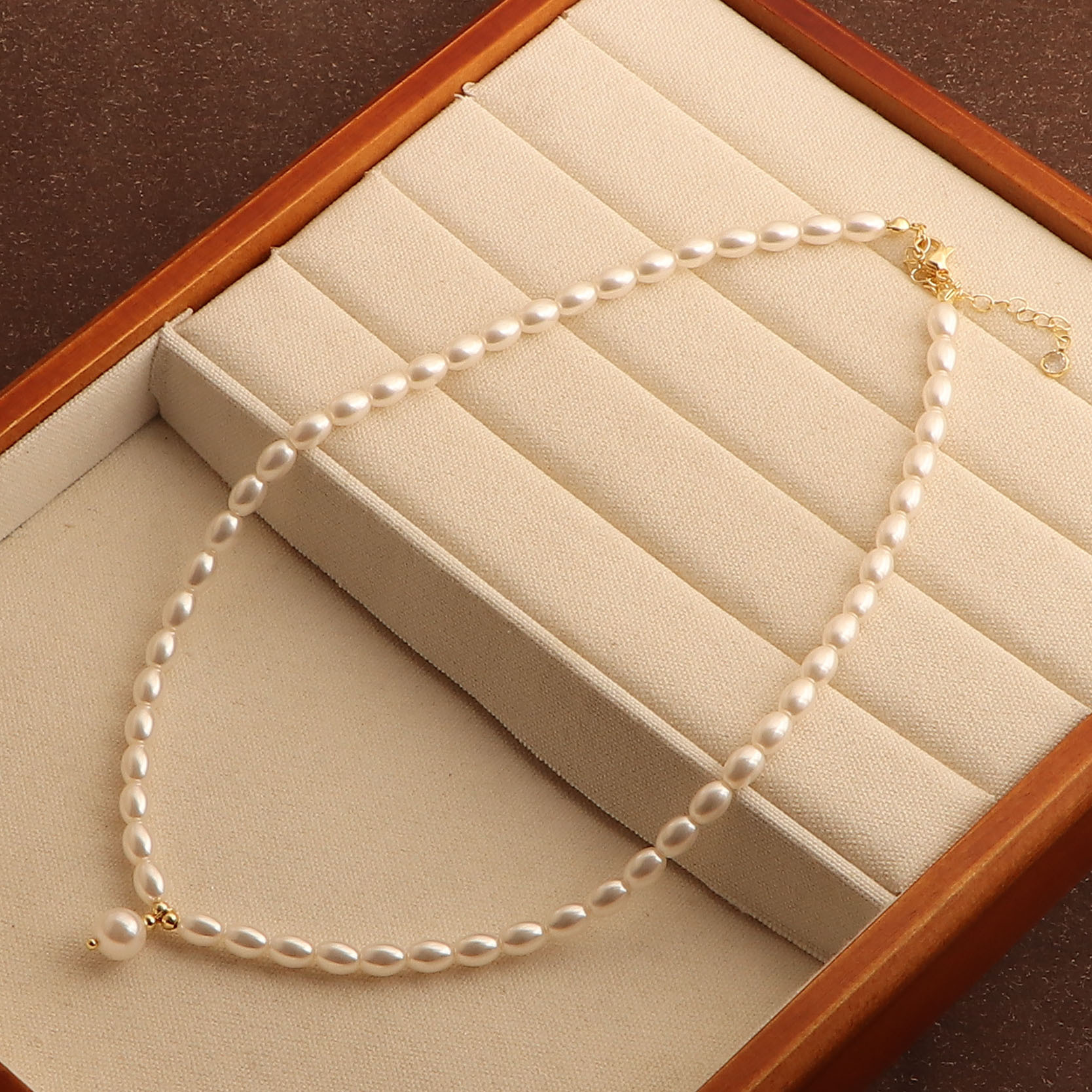 Luxe parelketting met magnetische sluiting voor dames_voghion.com