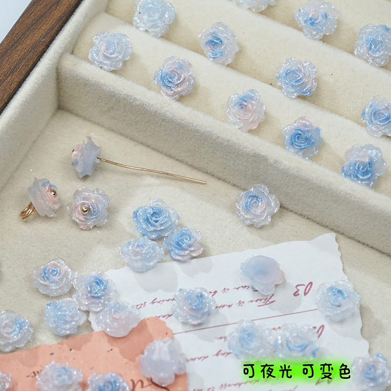 穴のない細いキラキラの柔らかいゴムの花の光はバラの花の片面の彫刻のdiyの手作りの数珠のネイルの携帯電話のケースの材料を変えます。