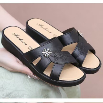 Slippers Women's Summer Household Flat Heel Thick Bottom Outer Wear Non-slip Soft Bottom Home Mother Slippers Wholesale 25 New