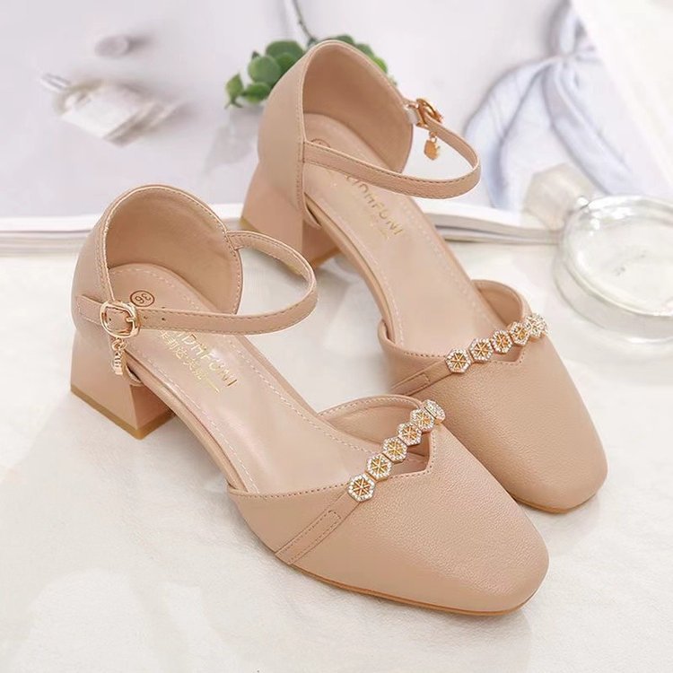 Sandalias Baotou Temperamento femenino 2024 Primavera y verano Nuevo estilo de tacón grueso con tacones altos de estilo de hadas de todo fósforo Zapatos individuales huecos
