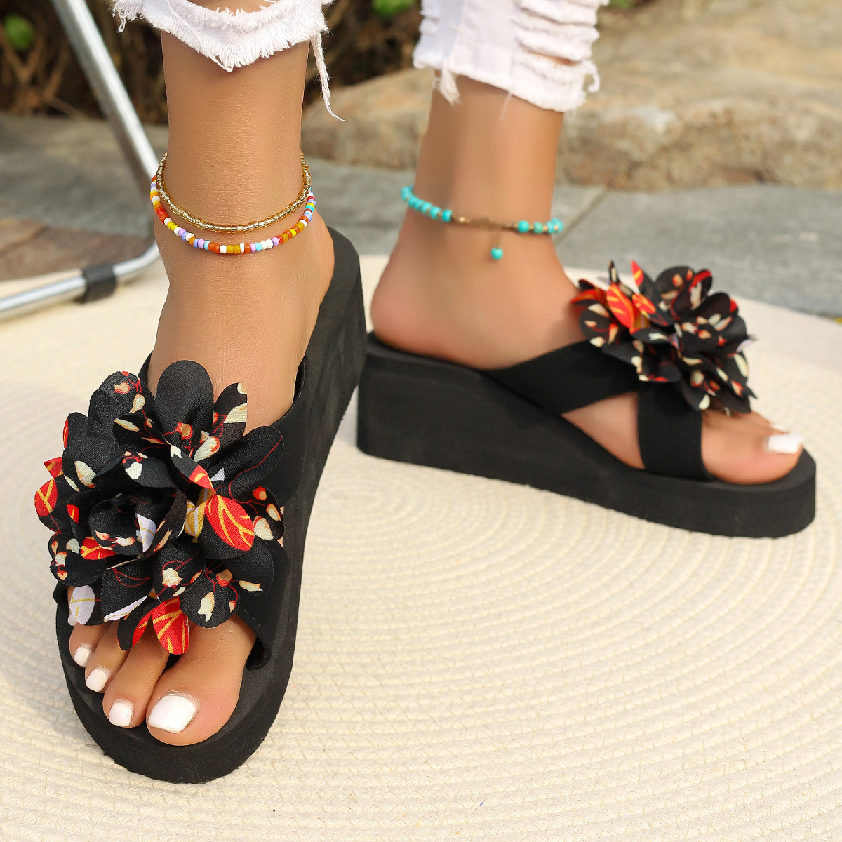 Zapatillas de una palabra las mujeres con suela gruesa de verano, laderas de pastel y moda antideslizante usan zapatillas de playa de vacaciones de alta costura