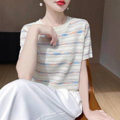ストライプアイスシルクニット半袖 Tシャツ女性のための夏 2025 新しいファッショナブルなスタイルルーズラウンドネック右肩トップ女性のための