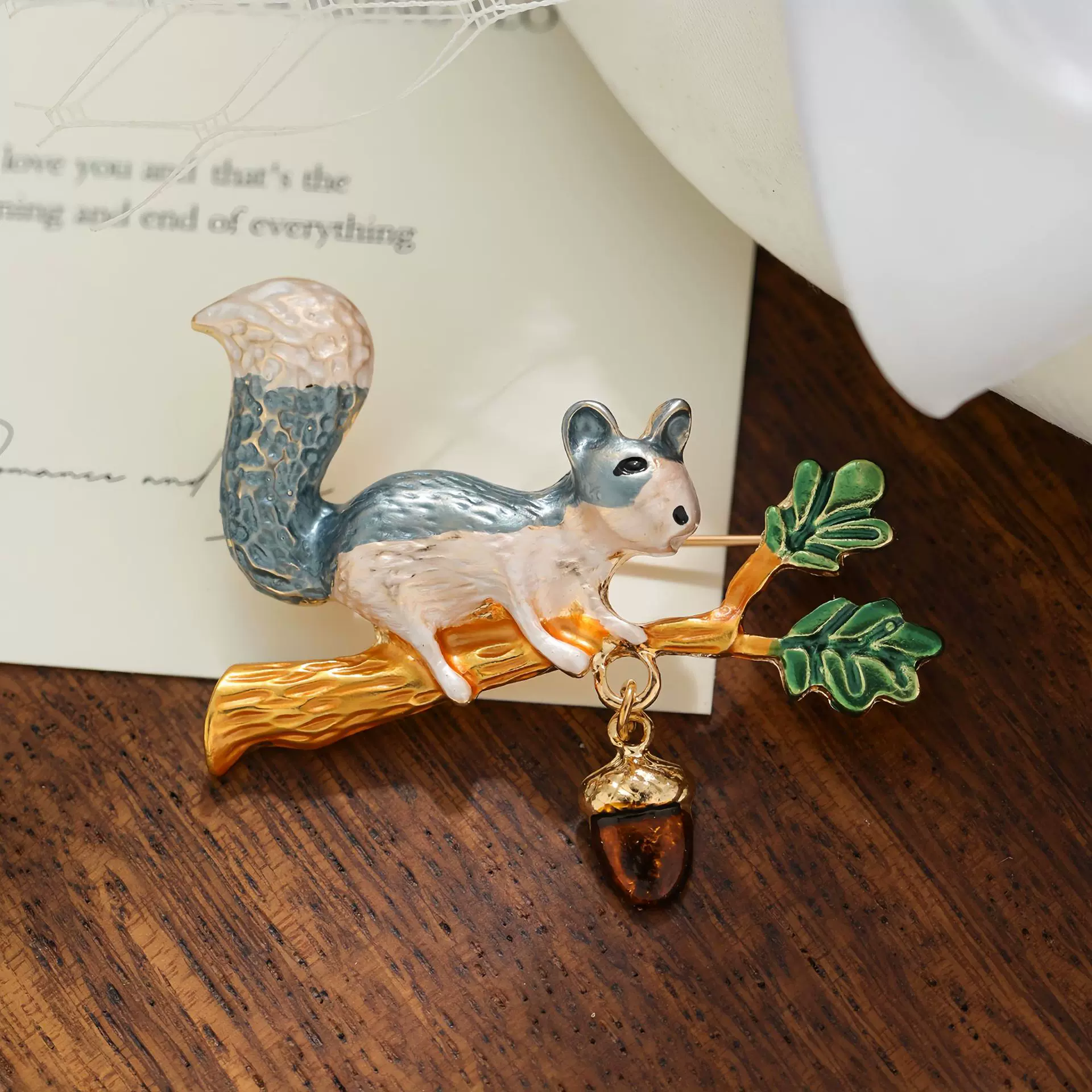 新款创意可爱滴油小动物松鼠松果胸针个性简约百搭气质配饰领针