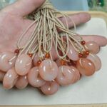 新疆金丝玉桃花酿平安扣吊坠佛公无事牌天山翠挂件挂饰项链货源