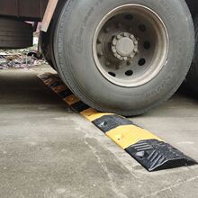 铸钢减速带实心汽车货车铸铁高速公路缓冲带垄加油站限速道路限速