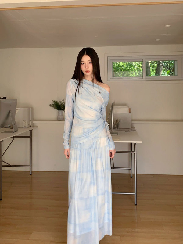 连衣裙套装女秋设计感小众渐变印花斜肩荡领长袖t恤+半身裙两件套|undefined