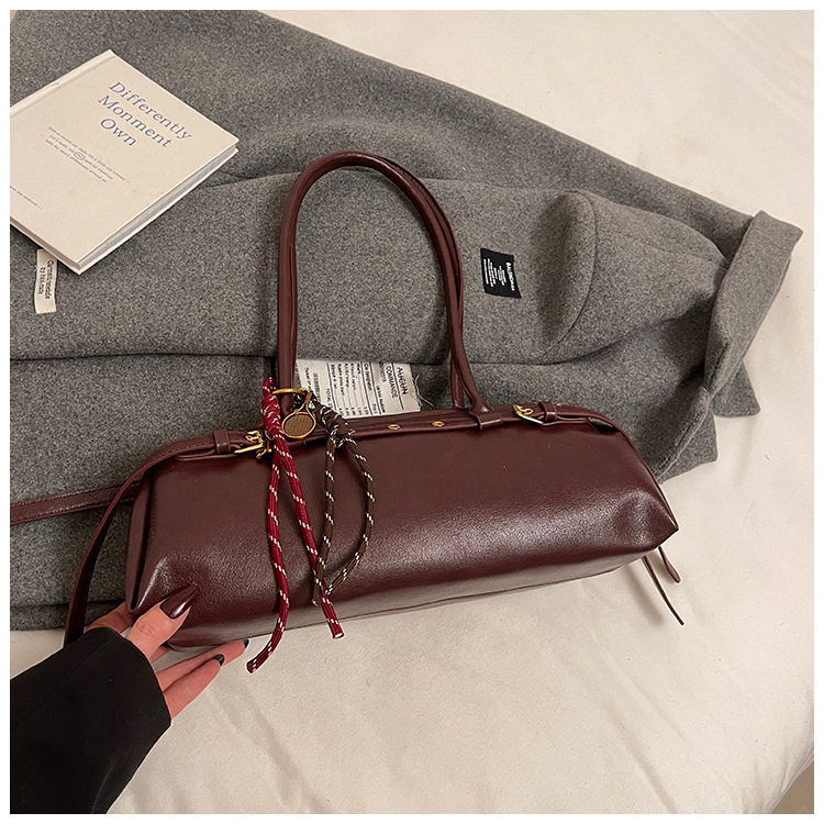 Túi xách baguette nữ phong cách retro, túi đeo tay và kẹp nách thời trang, kiểu dáng gối mềm mại — Burgundy không có mặt dây chuyền, Màu nâu không có mặt dây chuyền, Màu đen không có mặt dây chuyền, Màu nâu với mặt dây chuyền chi tiết 46